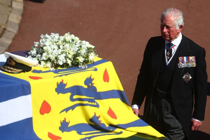 El príncipe Carlos de Gran Bretaña, príncipe de Gales, caminó durante la procesión del funeral del príncipe Felipe. Crédito: HANNAH MCKAY/POOL/AFP via Getty Images