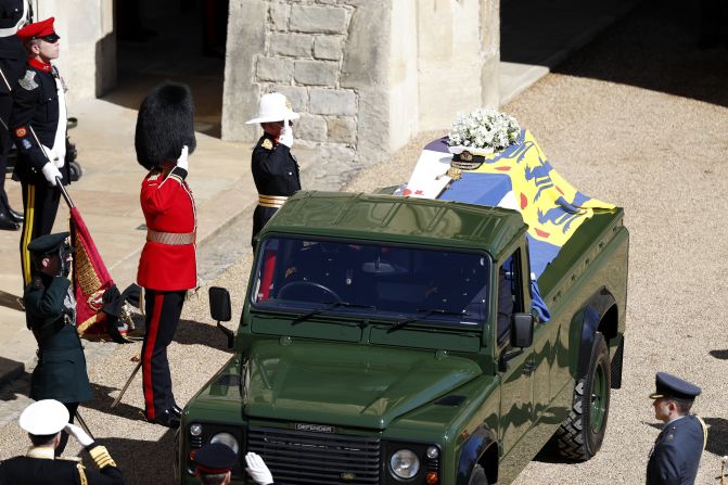 Los restos del príncipe Felipe fueron trasladados en este Land Rover, un modelo modificado por el propio duque de Edimburgo para su funeral. Crédito: Adrian Dennis/WPA Pool/Getty Images)