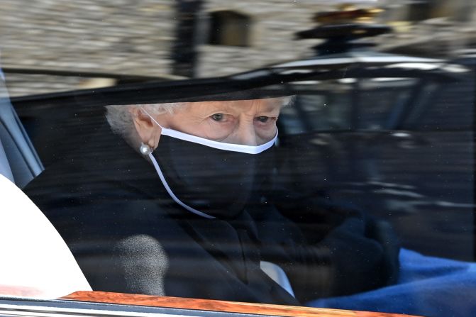 La reina dejó de lado sus habituales trajes coloridos para vestirse de negro durante el periodo de luto de dos semanas por su marido, el príncipe Felipe, duque de Edimburgo, fallecido el 9 de abril. Crédito: Leon Neal/WPA Pool/Getty Images