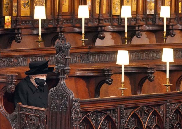 La reina Isabel II tomó asiento dentro de la Capilla de San Jorge, en donde los miembros de la realeza se pusieron cubrebocas, según los requisitos por el covid-19 en Inglaterra. Crédito: Jonathan Brady / POOL / AFP via Getty Images