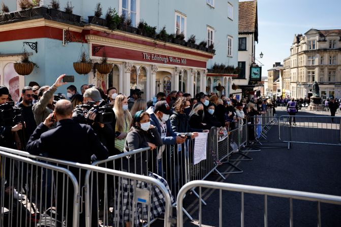 Personas acudieron a la entrada del Castillo de Windsor a pesar de la solicitud de las autoridades de mantenerse alejado de los funerales debido a la pandemia. Crédito: Tolga Akmen / AFP via Getty Images