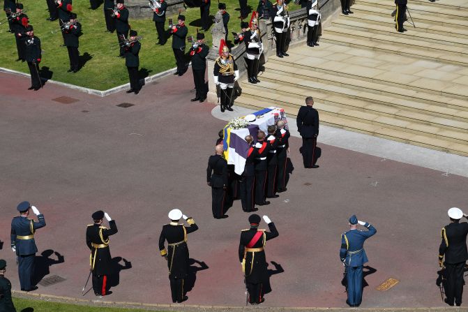 El ataúd del duque de Edimburgo, envuelto con la bandera Royal Standard, llegó a la Capilla de San Jorge.