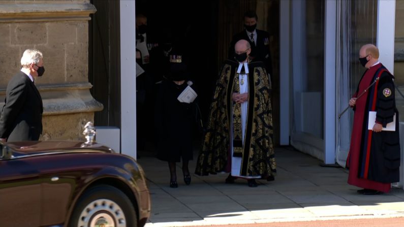 La reina fue conducida por el Decano de Windsor fuera de la capilla al concluir el servicio fúnebre que duró aproximadamente 50 minutos.