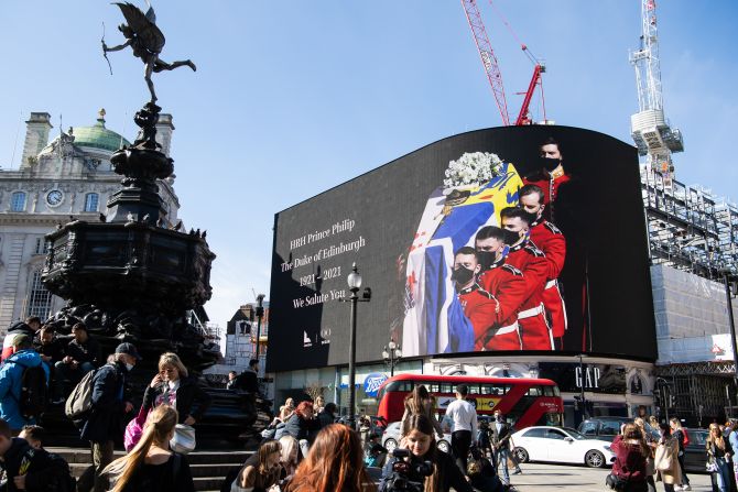 Imagen de la familia real y del funeral son transmitidas en una pantalla en Piccadilly Circus. Crédito: Jeff Spicer/Getty Images