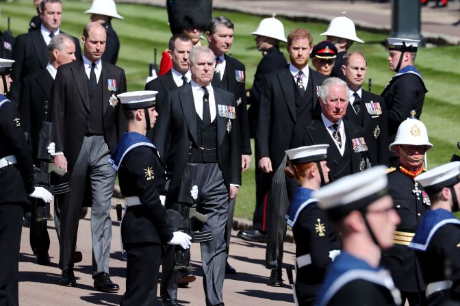 El príncipe Guillermo de Gran Bretaña, duque de Cambridge, (a la izquierda) y el príncipe Enrique de Inglaterra, duque de Sussex, siguen al Land Rover que llevó el ataúd del príncipe Felipe. Crédito: Gareth Fuller/WPA Pool/Getty Images