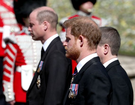 El príncipe Harry asistió solo al funeral pues su esposa Meghan, duquesa de Sussex, no pudo viajar porque está embarazada de su segundo hijo y se le recomendó no volar de California al Reino Unido. Crédito: Gareth Fuller / various sources / AFP via Getty Images