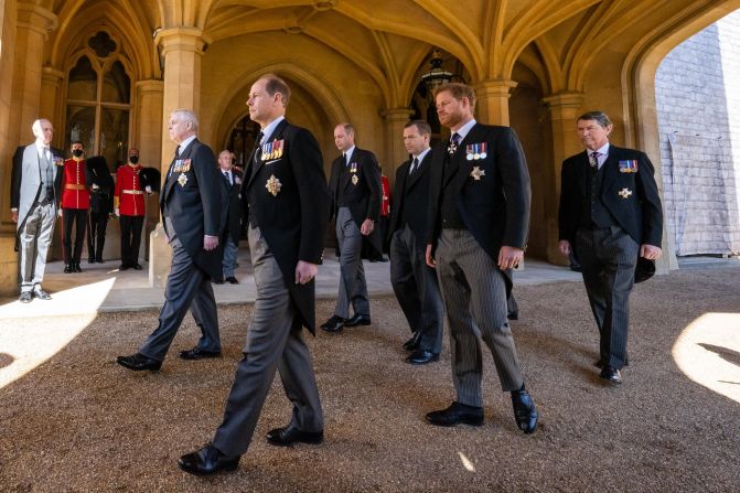 El príncipe Andrés, duque de York; el príncipe Eduardo, conde de Wessex; el príncipe Guillemo, duque de Cambridge; Peter Phillips y el príncipe Harry, duque de Sussex, siguieron la Land Rover Defender camino a la Capilla de San Jorge. Crédito: Aaron Chown / POOL / AFP a través de Getty Images