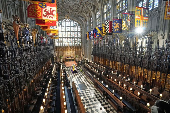 El ataúd del príncipe Felipe fue llevado a una bóveda dentro de la capilla de San Jorge, pero ese no será su lugar de descanso final. El cuerpo del príncipe será trasladado a la capilla conmemorativa del rey Jorge VI para yacer al lado de la reina cuando ella fallezca. Crédito: Yui Mok / POOL / AFP via Getty Images