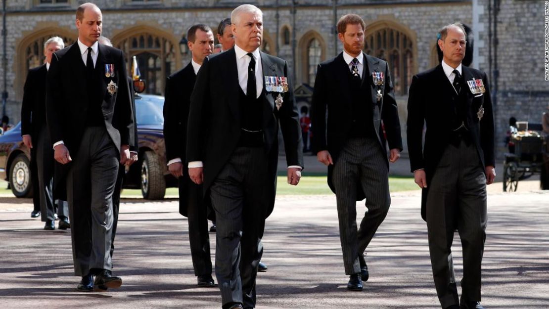 El príncipe William, el príncipe Andrés, el príncipe Harry y el príncipe Eduardo caminan juntos durante el funeral del príncipe Felipe.