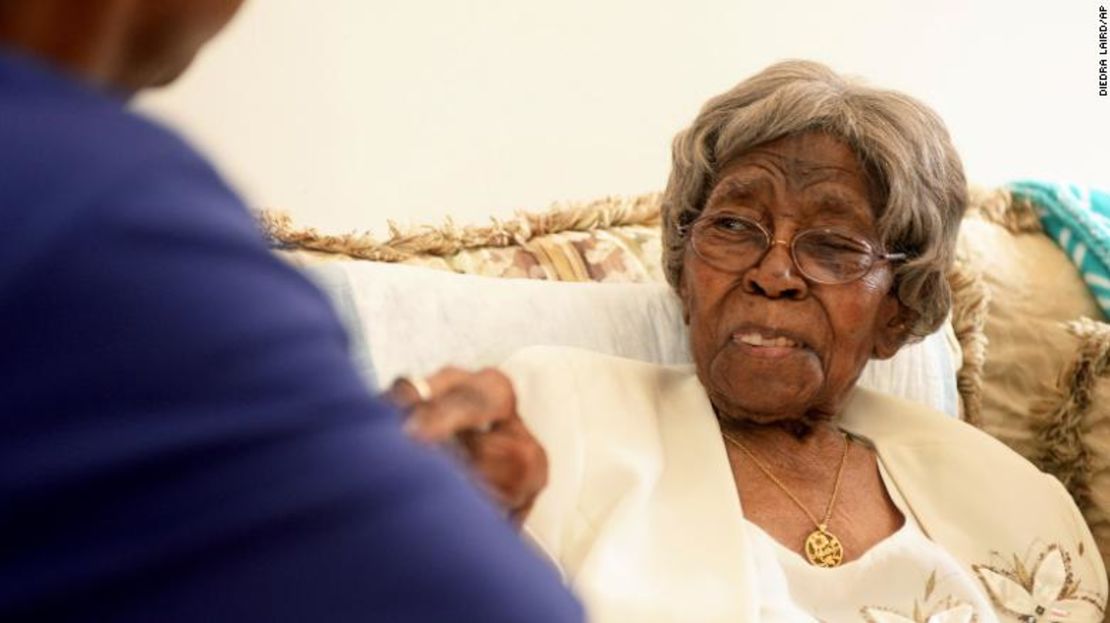 Esta foto de archivo de agosto de 2016 muestra a Roosevelt Patterson saludando a su abuela Hester "Granny" Ford durante la fiesta de cumpleaños número 111 de Ford.