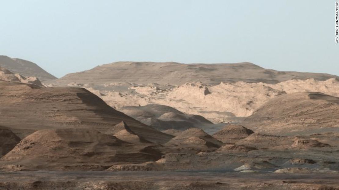 Esta imagen compuesta mirando hacia las regiones más altas del monte Sharp fue tomada el 9 de septiembre de 2015 por el rover Curiosity de la NASA.