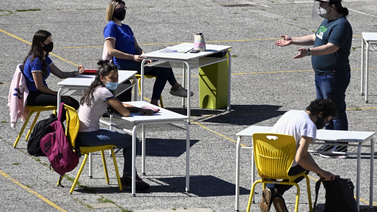 Foto de archivo. Estudiantes de Buenos Aires, Argentina, atienden clases en lugares al aire libre por la pandemia de coronavirus en octubre de 2020.