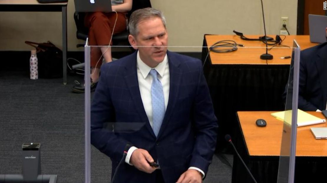 El fiscal Steve Schleicher pidió a los del jurado que declararan a Chauvin culpable de los tres cargos.