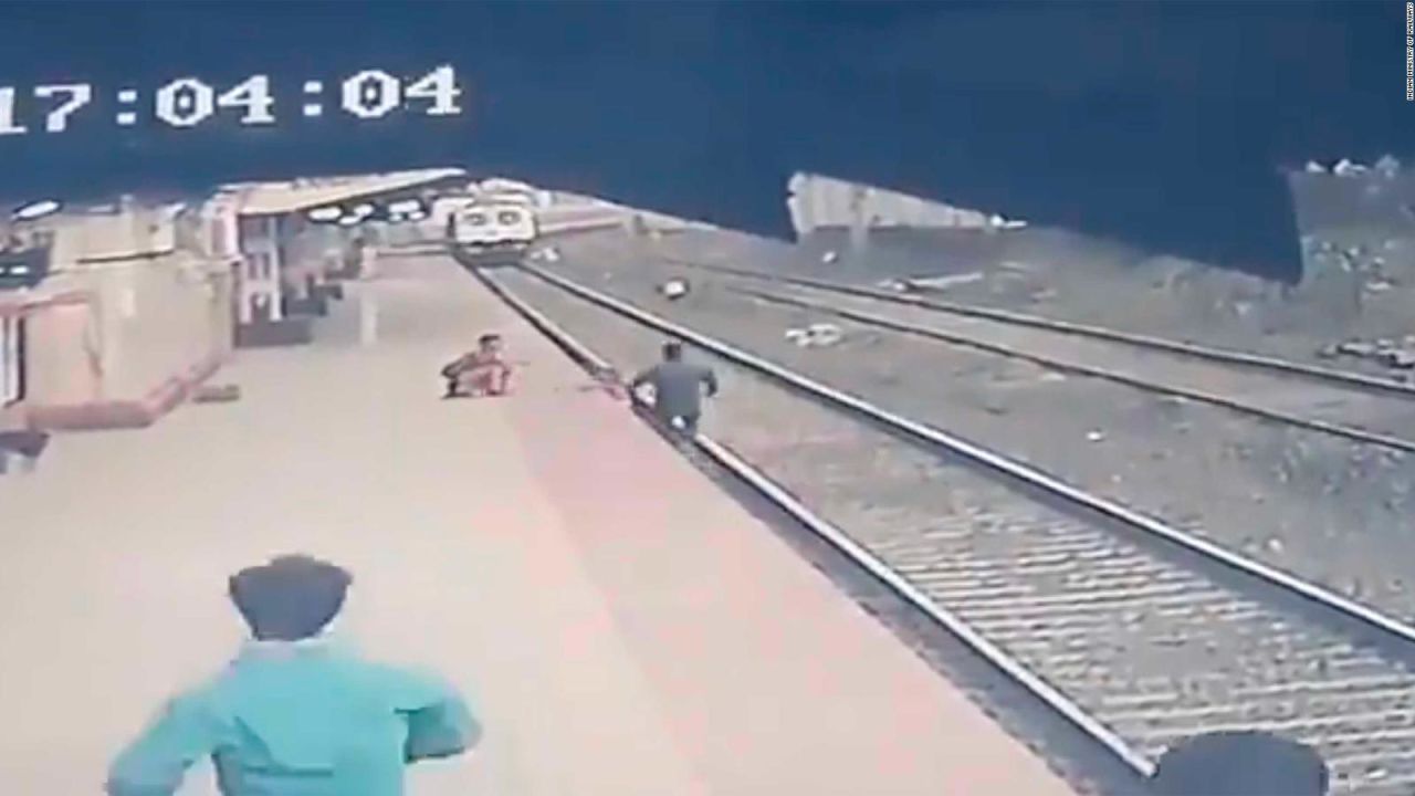 CNNE 980884 - mira el momento en que nino cae a la via de un tren