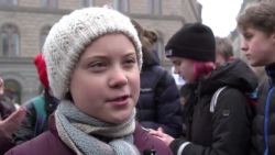 CNNE 980903 - greta thunberg dona miles de dolares para acceso a vacuna