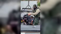 CNNE 981035 - impactantes video del rescate de dos ninos en la frontera