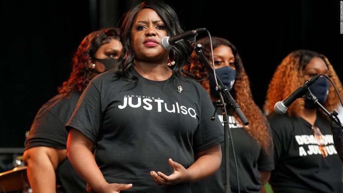 Tiffany Crutcher, la hermana de Terence Crutcher, aparece en el escenario con miembros de la familia durante los eventos para conmemorar el Juneteenth o Día de la Emancipación.