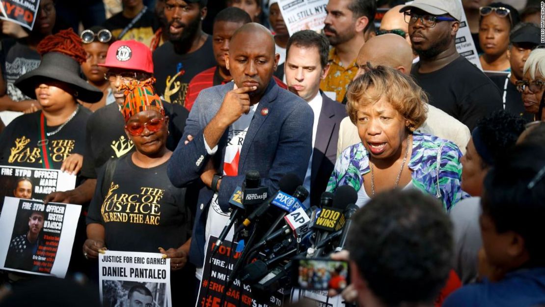 Gwen Carr, a la derecha, la madre de la víctima de estrangulamiento Eric Garner, rodeada de simpatizantes mientras habla durante una conferencia de prensa fuera de la sede de la Policía de Nueva York.