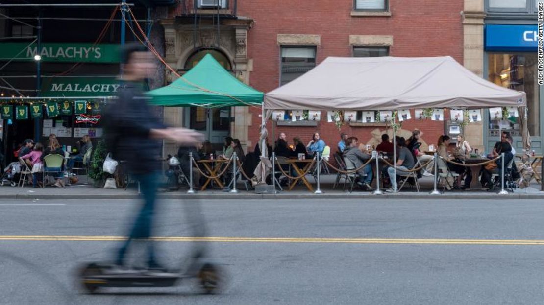 Comensales comiendo fuera en la ciudad de Nueva York, el 10 de abril. Con la propagación de las variantes más contagiosas, debes saber que cenar al aire libre supone un riesgo menor que comer en el interior. Asegúrate de sentarte con tu familia. La comida para llevar es ideal, dijo la doctora Wen.