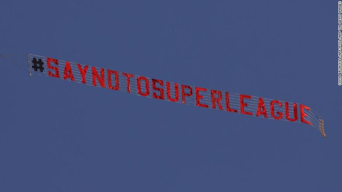 Un avión sobrevuela Elland Road en protesta por la Superliga Europea.