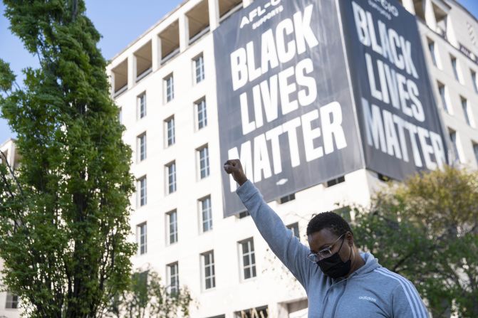 Una persona celebra el veredicto del juicio contra Derek Chauvin en la Plaza Black Lives Matter, cerca de la Casa Blanca, el 20 de abril de 2021 en la ciudad de Washington.