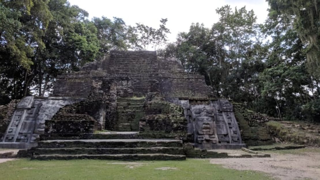 Las ruinas mayas se encuentran en el norte de Belice. Visita Lamanai a primera hora de la mañana para evitar el calor del mediodía y deja la tarde libre para las actividades acuáticas.Crédito: Sandra MacGregor