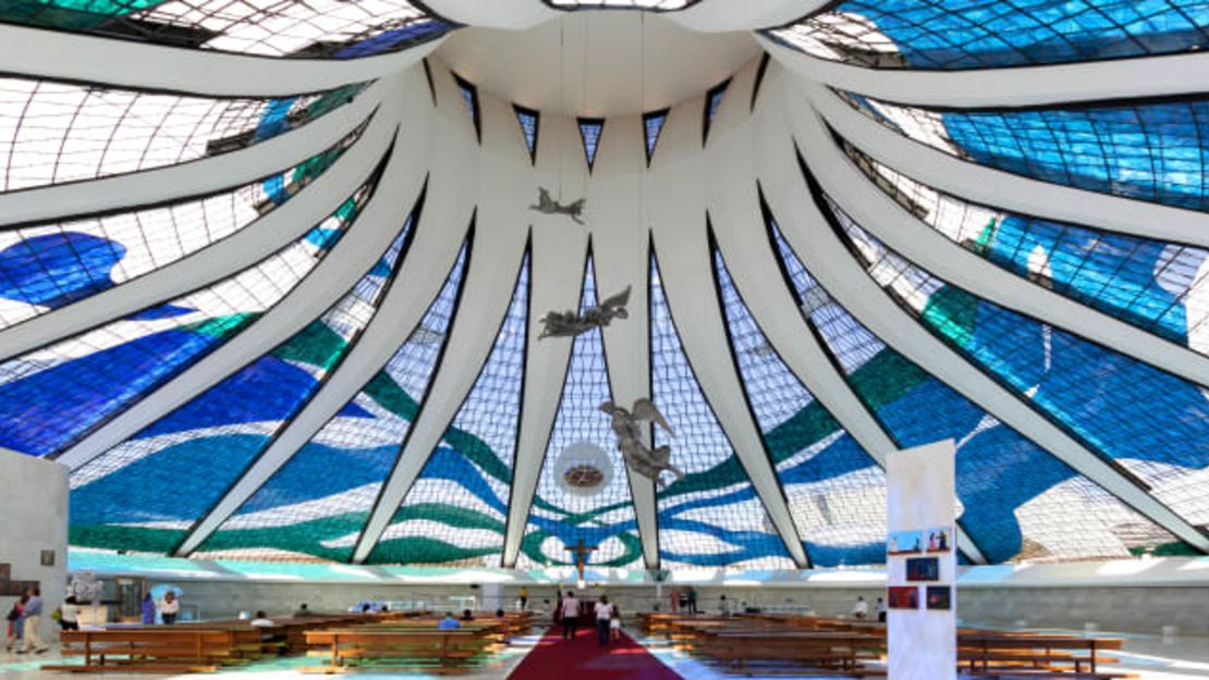 La Catedral de Brasilia y sus ángeles suspendidos están bañados por la luz natural que brilla a través de las vidrieras.Cortesía de Plinio Dondon