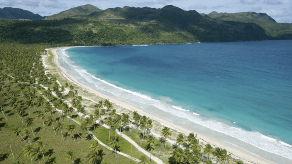 Playa Morón es una de las playas más pequeñas de la Península de Samaná. Los visitantes tienen muchas posibilidades de ver una ballena jorobada durante la temporada de apareamiento de enero a marzo.Crédito: Ministerio de Turismo de la República Dominicana