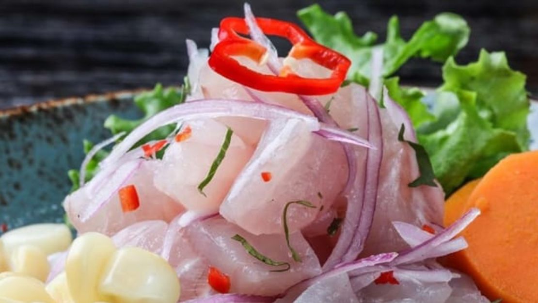 Considerado por muchos como el plato nacional de Perú, el cebiche se compone de marisco fresco marinado, jugo de limón, chiles, cebolla roja, camote, maíz crujiente de cancha y cilantro.Créditos: PromPerú