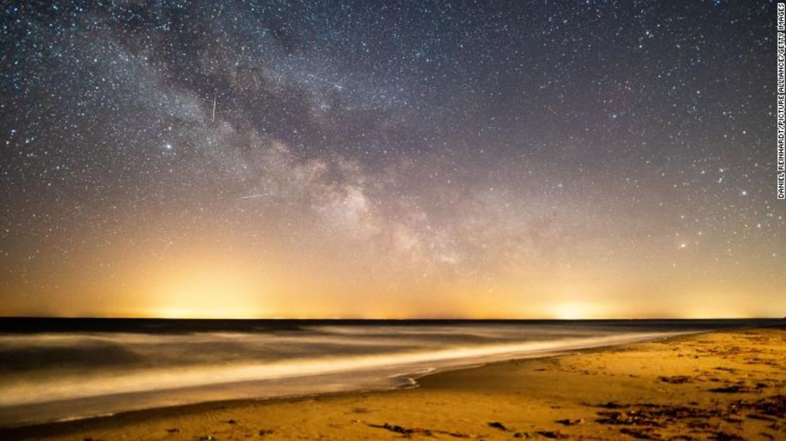 La vista del cielo estrellado brillando sobre el Mar Báltico, cuando las Líridas lo atravesaron en 2020.