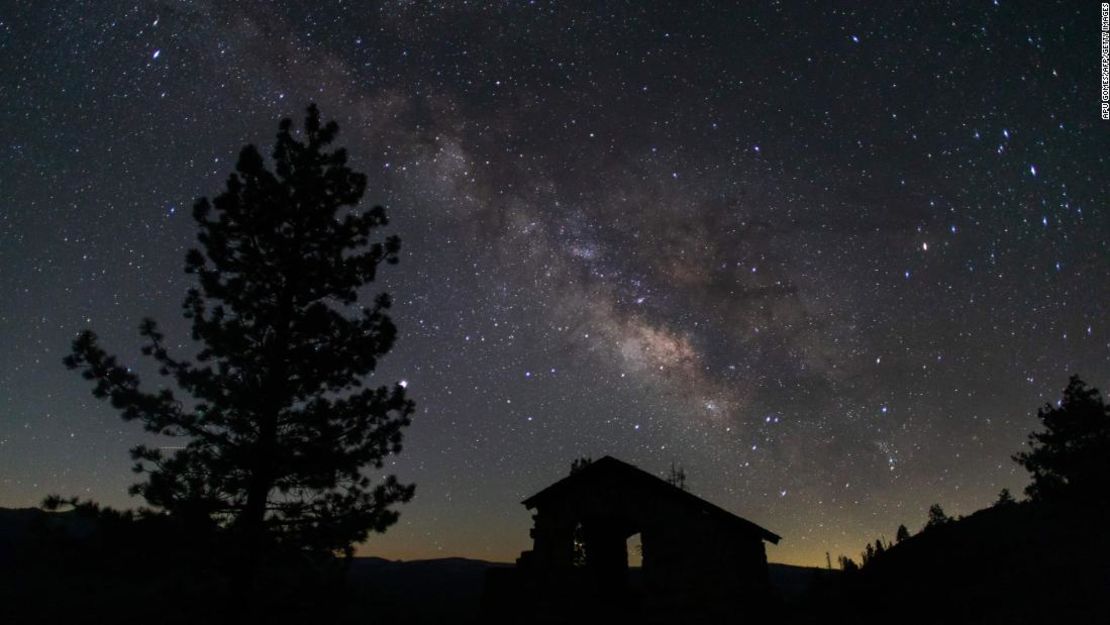 La vista del cielo estrellado brillando sobre el Mar Báltico, cuando las Líridas lo atravesaron en 2020.