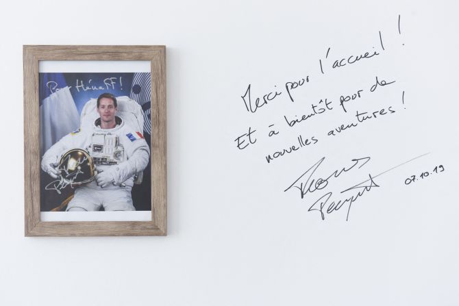 A lado de una fotografía enmarcada y firmada por el astronauta francés Thomas Pesquet hay una dedicatoria que dice “Gracias por la bienvenida y nos vemos pronto en nuevas aventuras”. El astronauta francés es uno de los integrantes de la misión Space Crew-2 que volará al espacio esta semana. Crédito: Sebastien SALOM-GOMIS / AFP vía Getty Images.