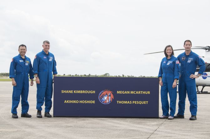 De izquierda a derecha se puede ver a la tripulación de la misión SpaceX Crew-2. Iniciando con el astronauta de la Agencia de Exploración Aeroespacial de Japón (JAXA) Akihiko Hoshide, los astronautas de la NASA Shane Kimbrough y Megan McArthur, y el astronauta de la ESA (Agencia Espacial Europea) Thomas Pesquet. Crédito: Aubrey Gemignani/NASA ví Getty Images.