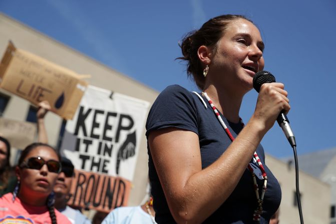 Shailene Woodley, la estrella de "Divergent", quien también es conocida por su activismo medioambiental, ha luchado para detener las operaciones del oleoducto Dakota Access. De hecho, en 2016, la actriz fue detenida por allanamiento de propiedad durante una protesta.