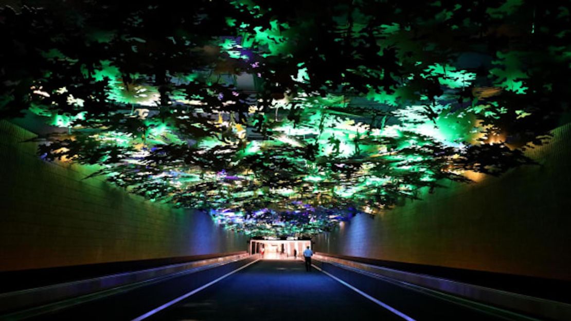 Los pasajeros caminan entre terminales en el Aeropuerto Internacional Hartsfield-Jackson de Atlanta el 20 de abril de 2020, en Atlanta, Georgia.