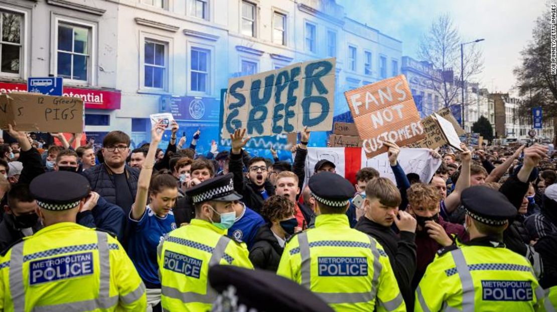 Los aficionados protestan contra la Superliga Europea frente a Stamford Bridge.