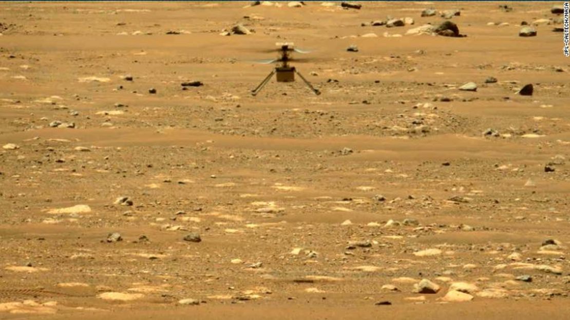 El rover Perseverance capturó esta imagen del Ingenuity volando usando su cámara izquierda Mastcam-Z.