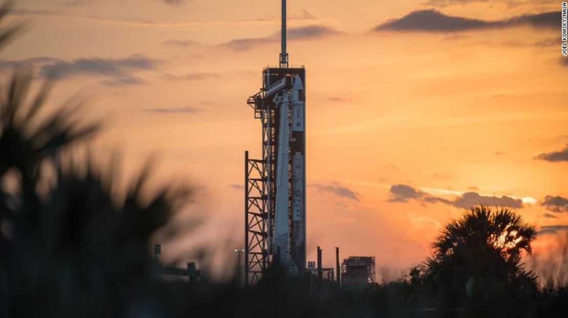 Un cohete Falcon 9 de SpaceX con la nave espacial Crew Dragon de la compañía a bordo se ve en la plataforma de lanzamiento mientras continúan los preparativos para la misión Crew-2, el martes 20 de abril de 2021, en el Centro Espacial Kennedy de la NASA en Florida.