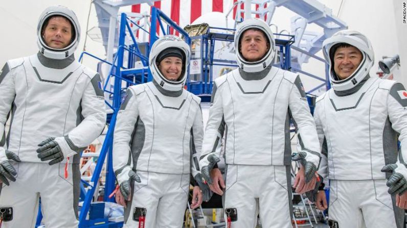 La misión Crew-2 de SpaceX y la NASA será el segundo vuelo operativo con una tripulación de cuatro astronautas dentro de la nave Crew Dragon, con destino a la Estación Espacial Internacional, como parte del programa comercial de tripulación de la NASA.
