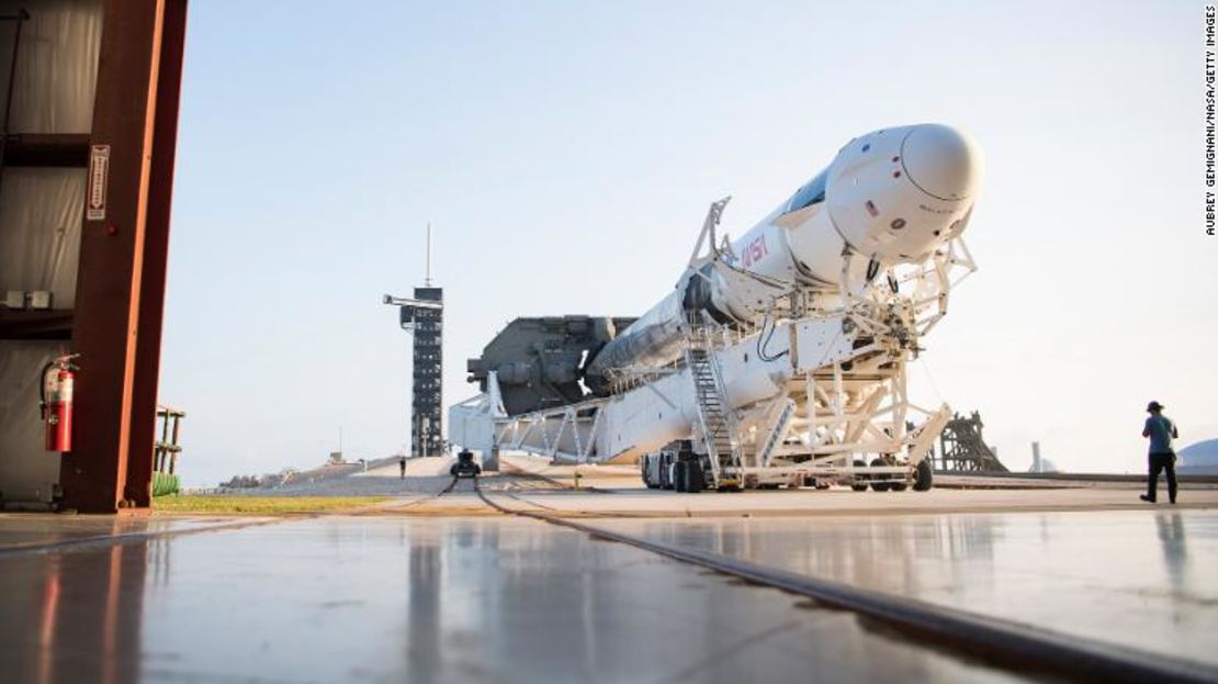 Un cohete Falcon 9 de SpaceX con la nave espacial Crew Dragon de la compañía a bordo se ve mientras sale de la instalación de integración horizontal en el complejo de lanzamiento mientras continúan los preparativos para la misión Crew-2, el 16 de abril de 2021 en el Centro Espacial Kennedy de la NASA en Cabo Cañaveral, Florida.