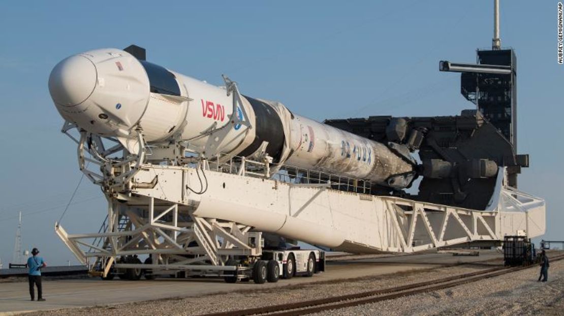 En esta foto del viernes 16 de abril de 2021 proporcionada por la NASA, un cohete Falcon 9 de SpaceX con la nave espacial Crew Dragon de la compañía se dirige al Complejo de Lanzamiento 39A mientras continúan los preparativos para la misión Crew-2 en el Centro Espacial Kennedy de la NASA en Cabo Cañaveral, Florida.