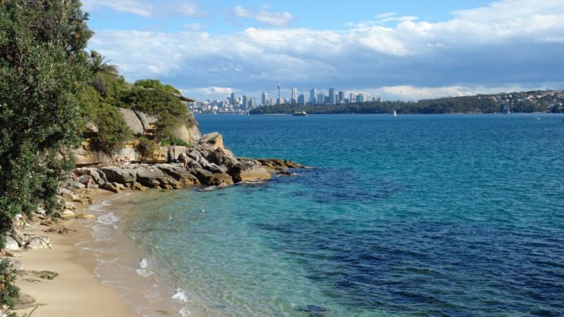 Playa de Lady Bay, Sídney, Australia: situada en el interior del South Head del puerto de Sídney, esta pequeña y estrecha playa, a la que se le concedió por primera vez el estatus legal en 1976, está increíblemente aislada teniendo en cuenta su ubicación en la ciudad.