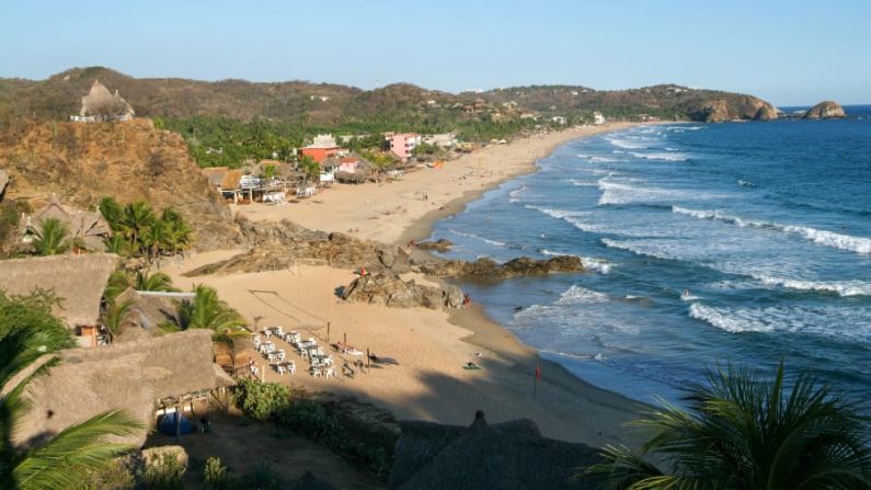 Playa Zipolite, Oaxaca, México: la playa Zipolite, que aparece en la película mexicana de 2001 "Y tu mamá también", se extiende a lo largo de dos kilómetros y está aceptada como playa de ropa opcional (aunque no es legal aquí).