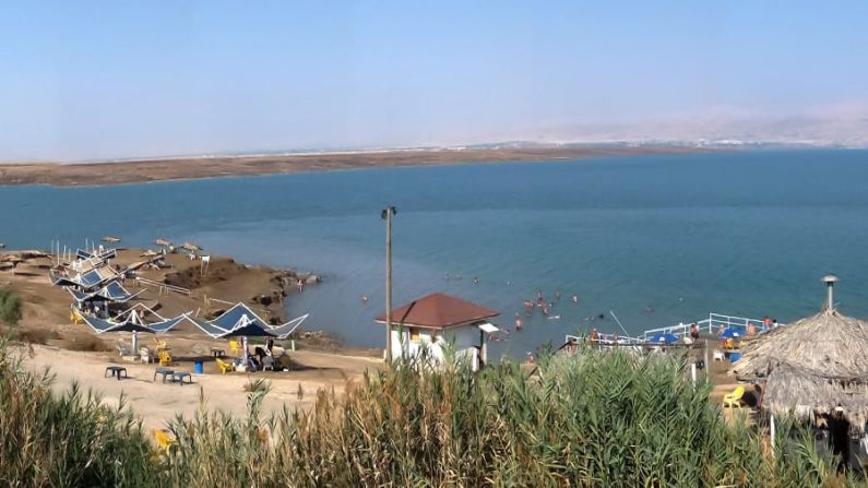 Neve Midbar, norte del mar Muerto, Israel: situado en el extremo norte del mar Muerto, este es el único lugar en el que puedes fotografiarte mientras flotas desnudo en el lago y te untas con el barro negro del mar Muerto.