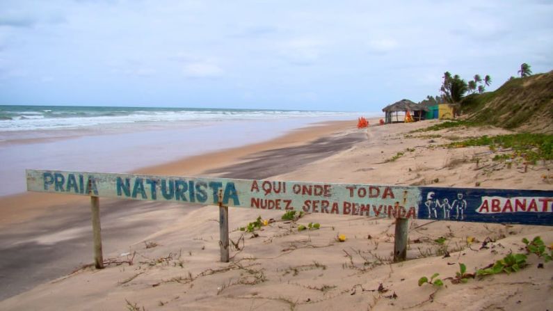 Praia Massarandupió, Bahía, Brasil: situada a dos horas en coche al norte de Salvador, esta hermosa playa naturista brasileña se encuentra entre cocoteros, dunas onduladas y olas perfectas.