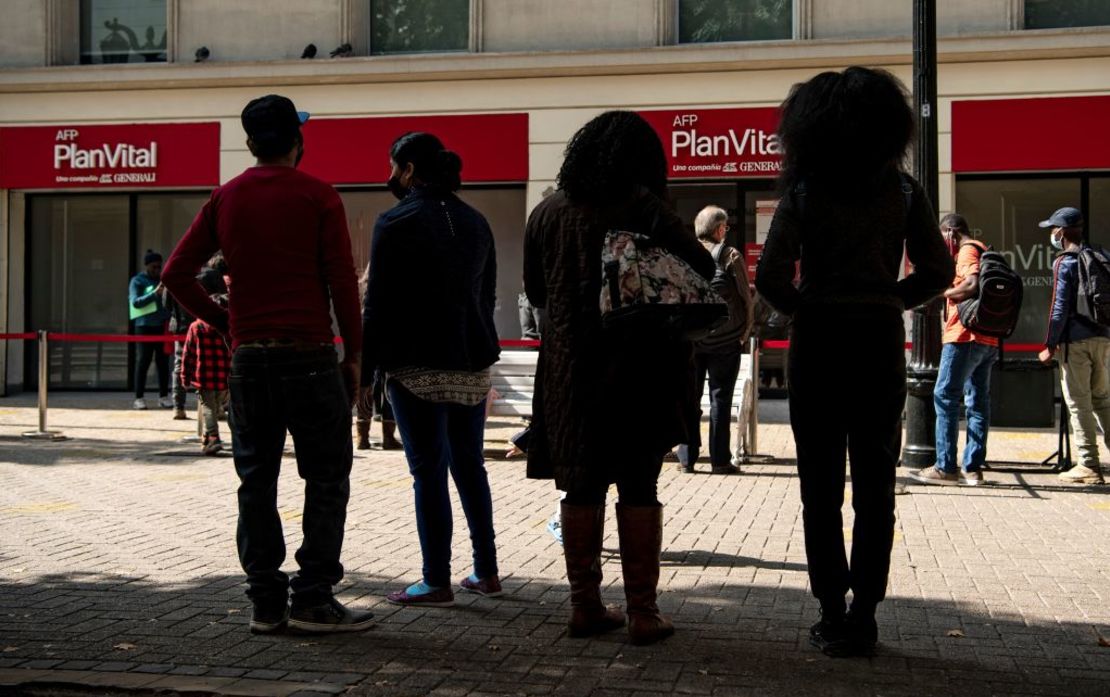 Un grupo de personas hacen fila frente a una oficina de una Administradora de Fondos de Pensiones (AFP) para realizar los trámites para retirar sus fondos en Santiago, el 20 de abril de 2021.