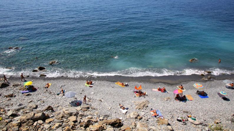 Spiaggia di Guvano, Vernazza, Italia: situada en la zona de Cinque Terre, a esta primigenia playa nudista italiana solo se puede acceder a través de un túnel ferroviario abandonado en un camino desde el pueblo de Corniglia y no tiene ningún tipo de instalaciones.