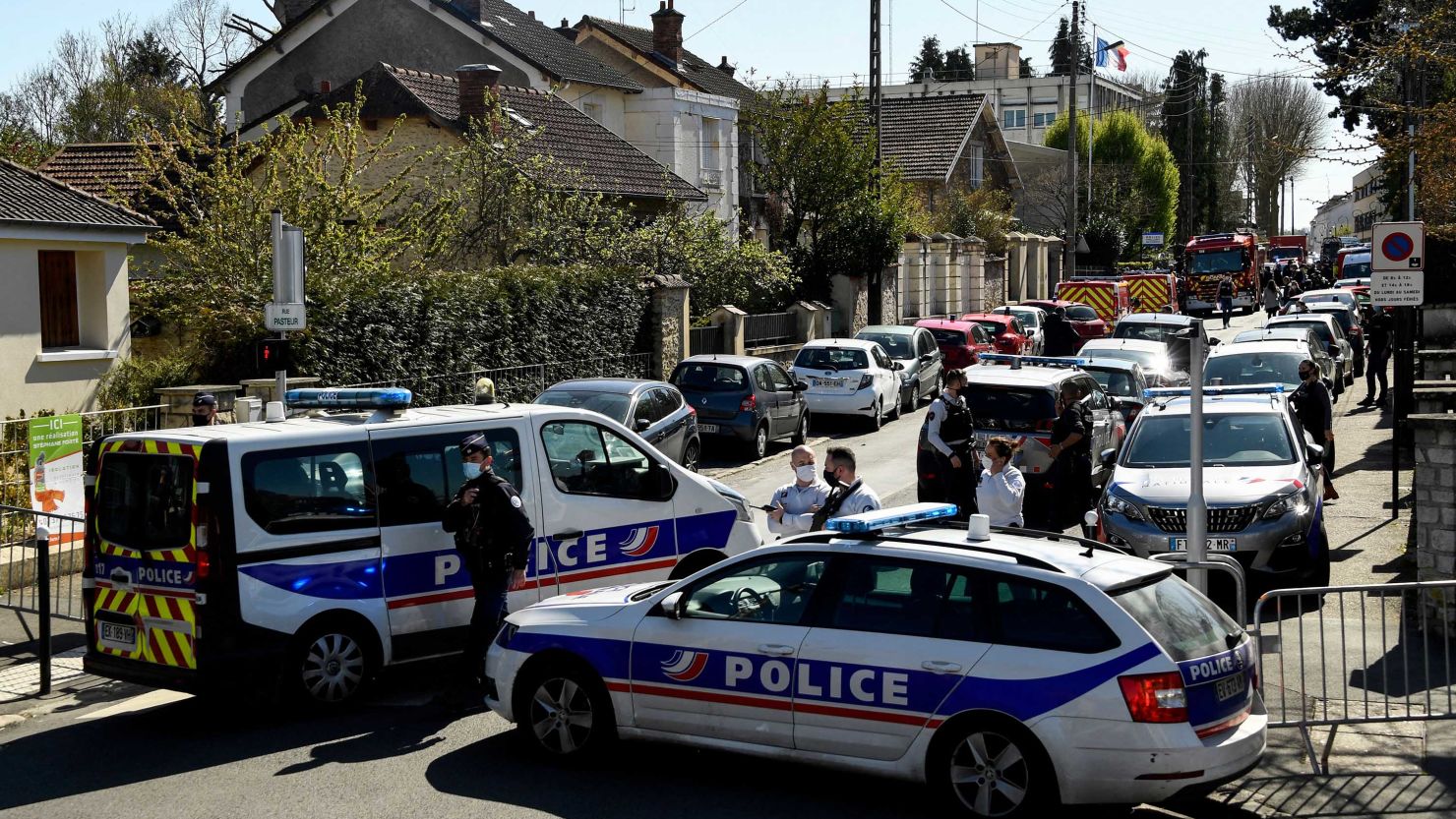 La policía de Francia bloquea una calle cerca de la estación de policía de Rambouillet, al suroeste de París, el 23 de abril de 2021, luego de que una policía fuera apuñalada.