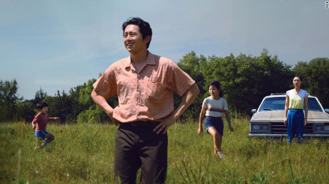 Steven Yeun (centro) aparece en una escena de "Minari" con (de izquierda a derecha) Alan S. Kim, Noel Cho y Yeri Han.