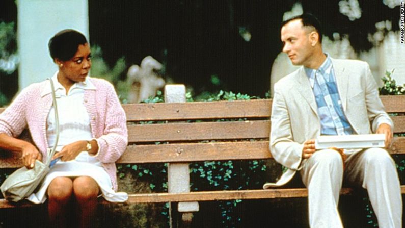 #5. "Forrest Gump" se estrenó en 1994, fue dirigida por Robert Zemeckis y protagonizada por Tom Hanks. La película, que competía con "Pulp Fiction" a mejor película, recibió 13 nominaciones de la Academia y un total de 6 estatuillas.